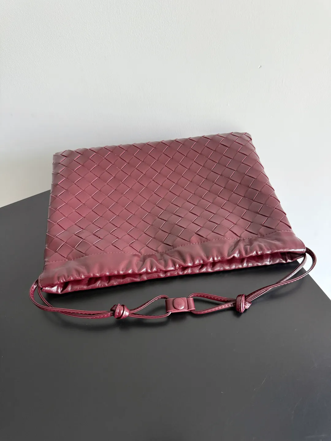 Batch 1560 Armpit bags have become a fashionable item that every girl has in their hands in recent years🛍️. The elegant and simple style has won the love of many people of different ages. However, there is an unavoidable trouble with armpit bags, that is, the capacity is too small, and BOTTEGA VENETA’s new Dustbag Considering people's travel needs, the capacity of garbage bags has been greatly upgraded. Folding umbrellas, water cups, and girls' makeup powder and lipstick can all be accommodated. It is very light and resistant to dirt. Even if you have a lot of things when traveling, it can reduce the burden to a certain extent. The shoulder straps are buckled and can be changed at will. It can be used for hand holding or as the liner of a large bag. After the drawstring is drawn, it looks like a cloud bag. It is very suitable for concave styling when traveling in summer🙋🏻‍♀️ Style number: 796728 Size: 32*23*1cm